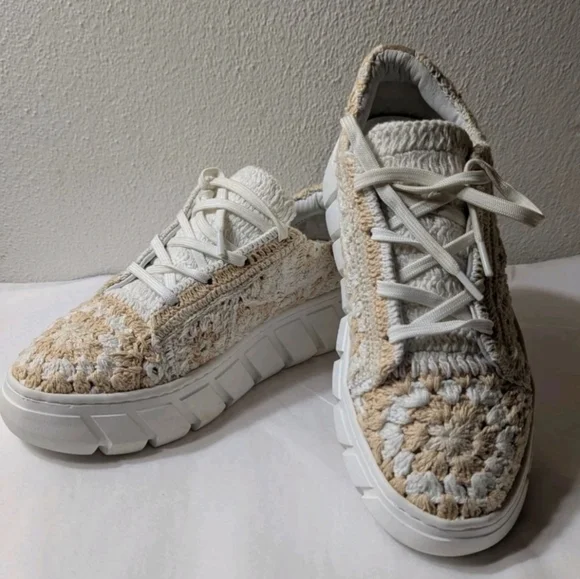 Free People Sneakers Shoes Catch Me If You Can Crochet Flower Women's Sz 7.5 NEW - Picture 1 of 12